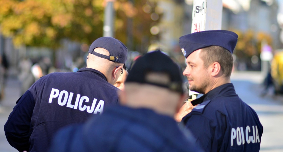 Kobieta handlująca fałszywymi perfumami znanych marek zatrzymana przez policję