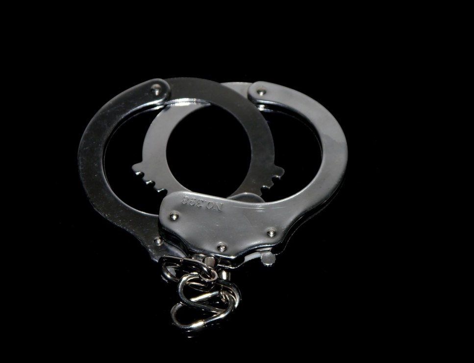 Zatrzymanie 24-latka z marihuaną na ulicy Broniewskiego przez policję z Bielan