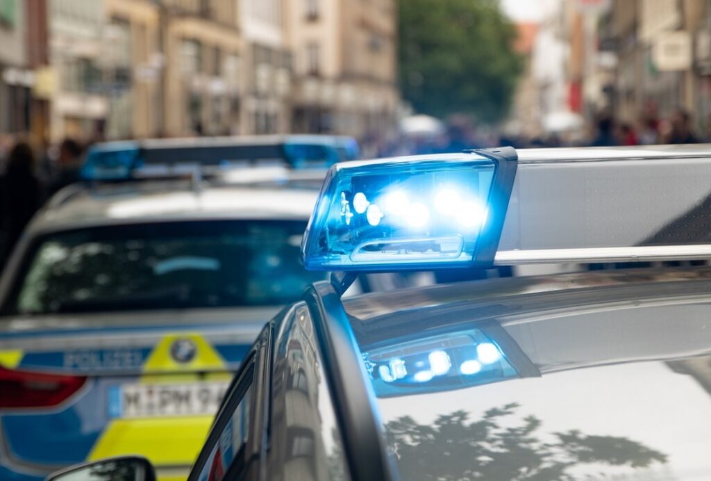 Policja Bielańska zatrzymała trzech mężczyzn podejrzanych o dewastację drzwi w bloku mieszkalnym